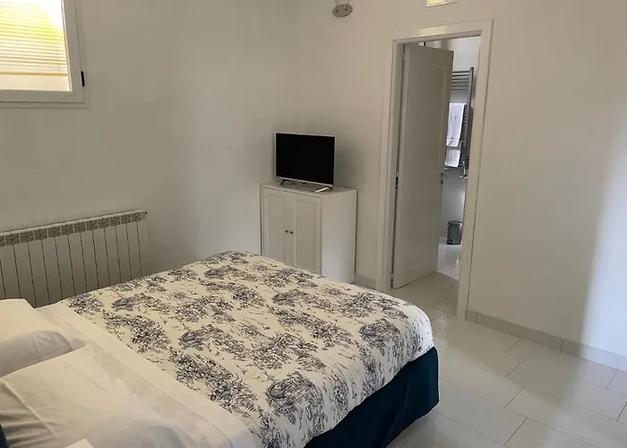 Crocelle Room