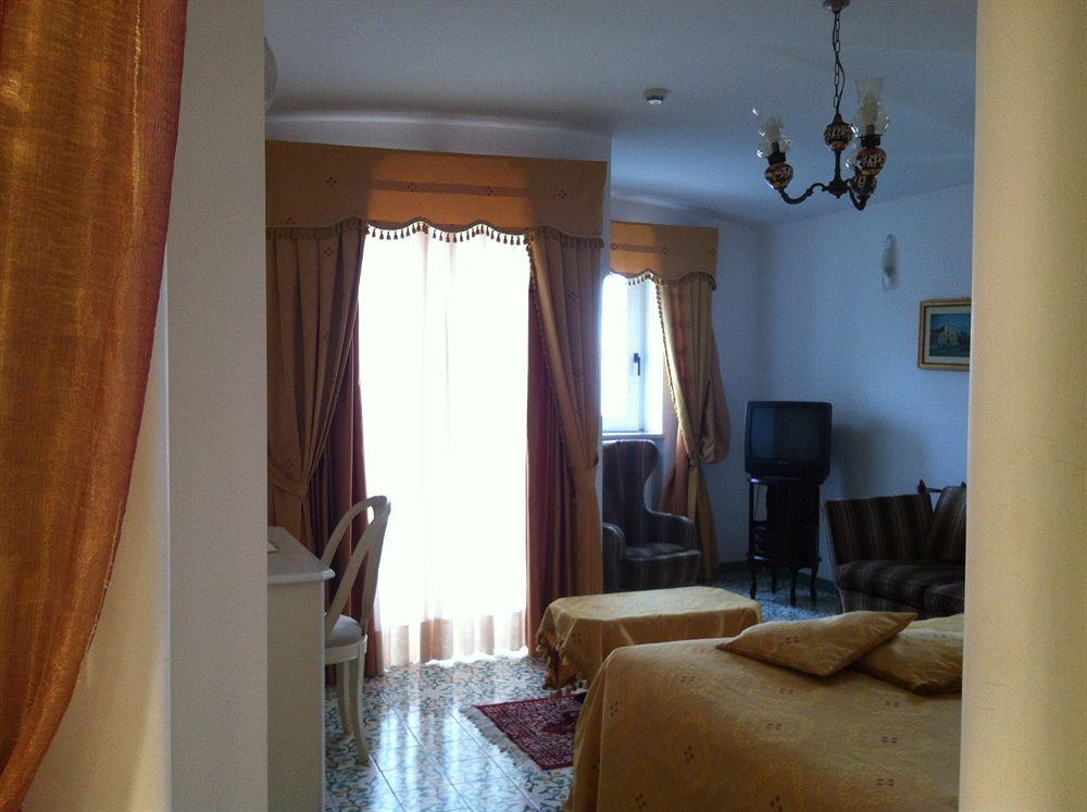 Bonadies Khách sạn 4*